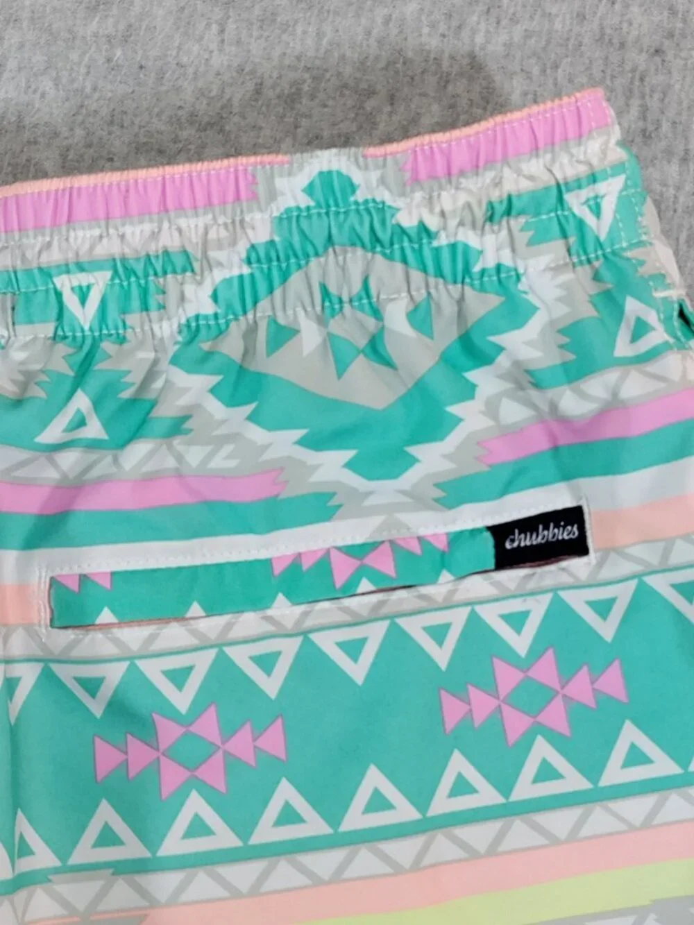 Chubbies Swim Trunks Mens M Teal Pink Geometric Lined 5.5 Inseam